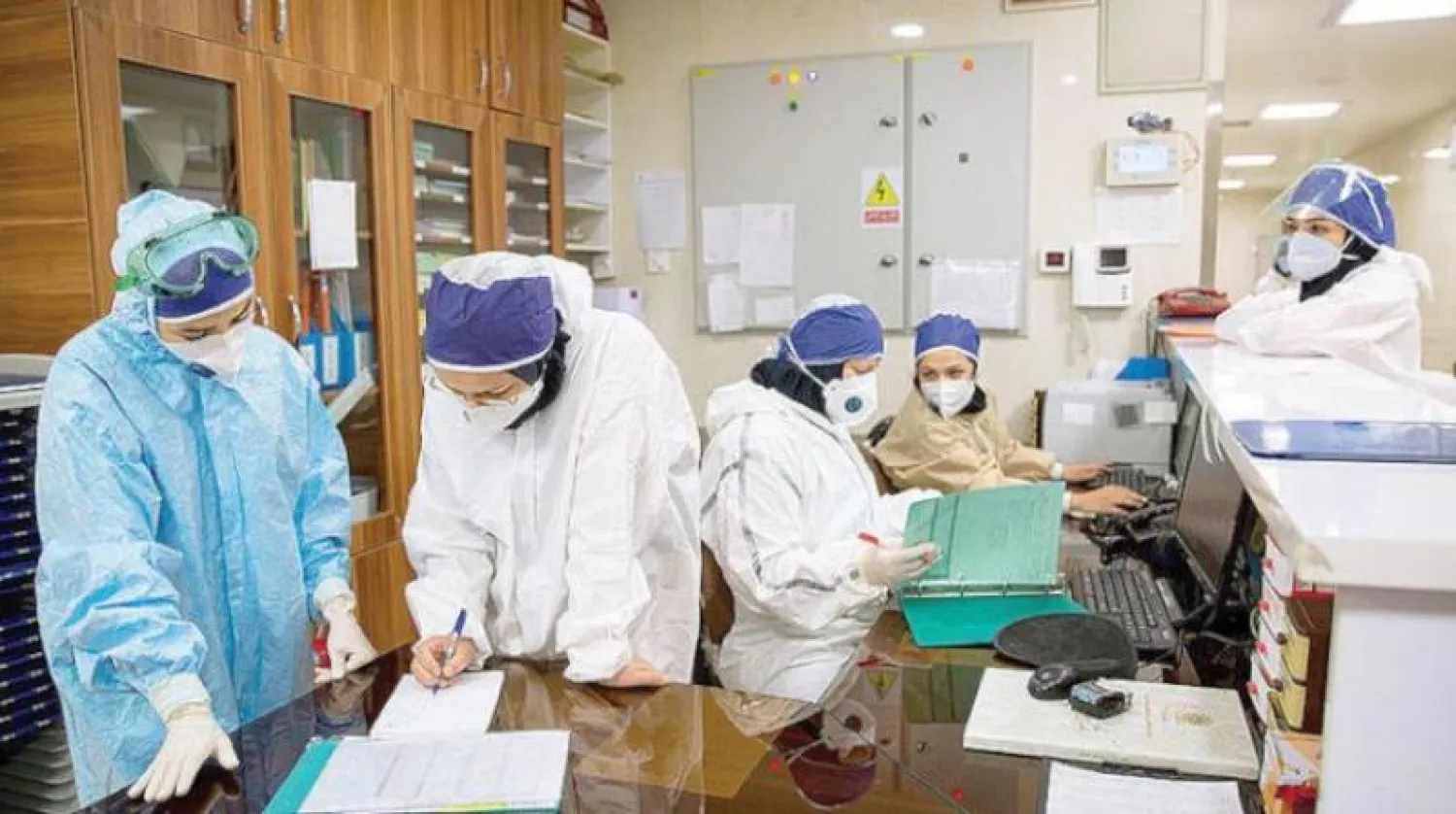 ممرضات إيرانيات بمستشفى خاص بمرضى «كورونا» في طهران (فارس)