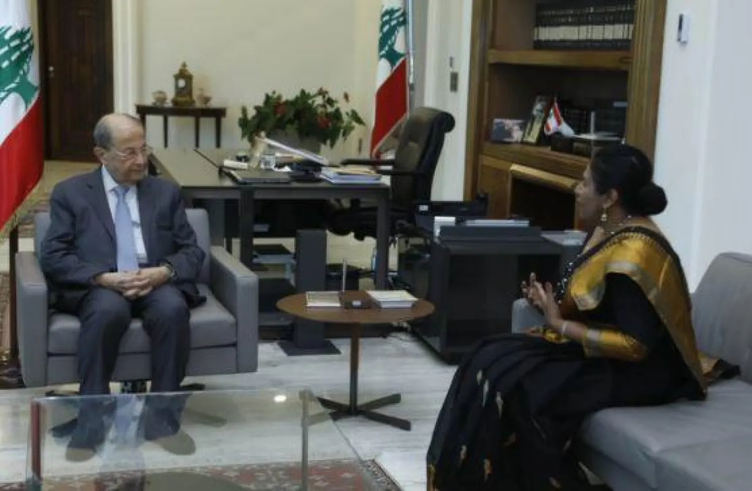 الرئيس اللبناني ميشال عون خلال استقباله سفيرة سريلانكا بقصر بعبدا نهاية الشهر الماضي (حساب الرئاسة اللبنانية - تويتر)