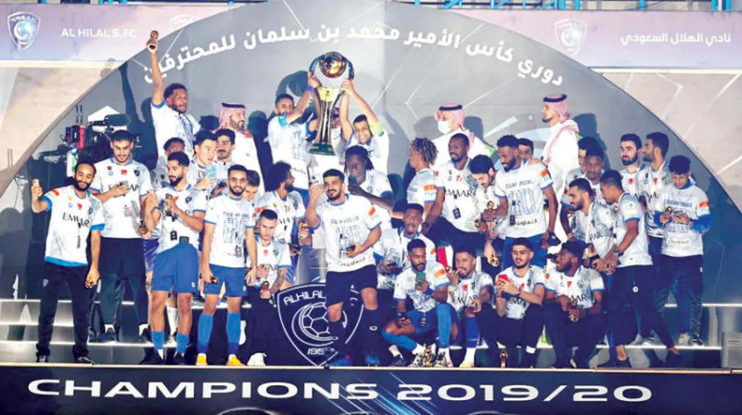 الشلهوب والفرج يرفعان الكأس عاليا خلال التتويج (الشرق الأوسط)