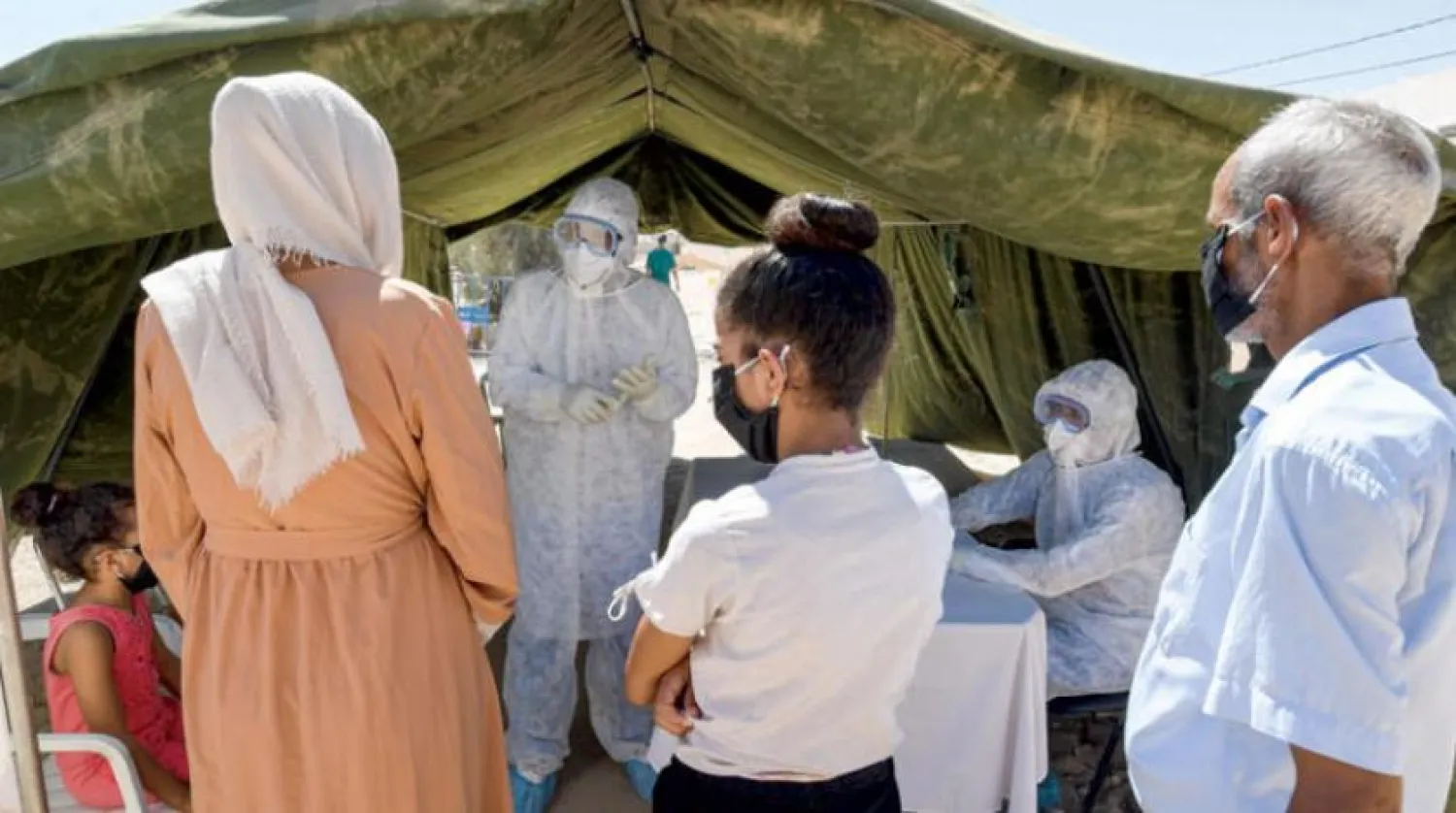 Al-Hammah’daki askeri sahra hastanesinde koronavirüs test sonuçlarını bekleyen Tunuslular (AFP)