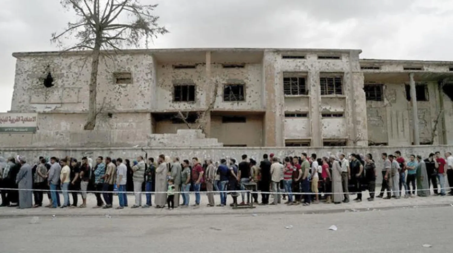 Son seçimlerde Musul’da oy kullanmayı bekleyen seçmenler (AP)