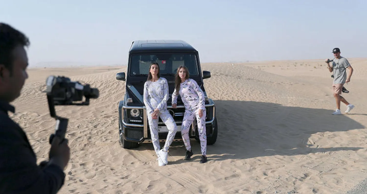 عارضتا أزياء من روسيا وإسرائيل في مهمة تصوير بصحراء قرب دبي (أ.ب)