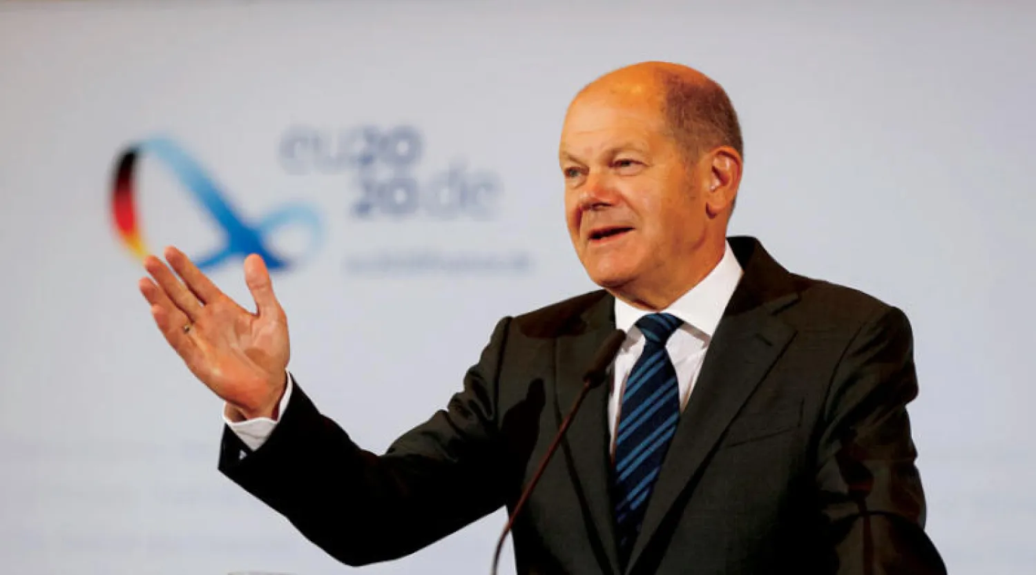 وزير المالية الألماني خلال مؤتمر صحافي في برلين أمس لإعلان توقعات الحصيلة الضريبية الجديدة (أ.ف.ب)