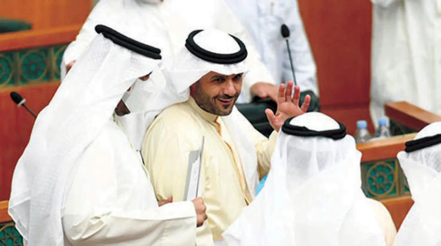 نائب رئيس الوزراء وزير الداخلية الكويتي أنس الصالح بعد اجتيازه طرح الثقة في مجلس الأمة أمس (كونا)