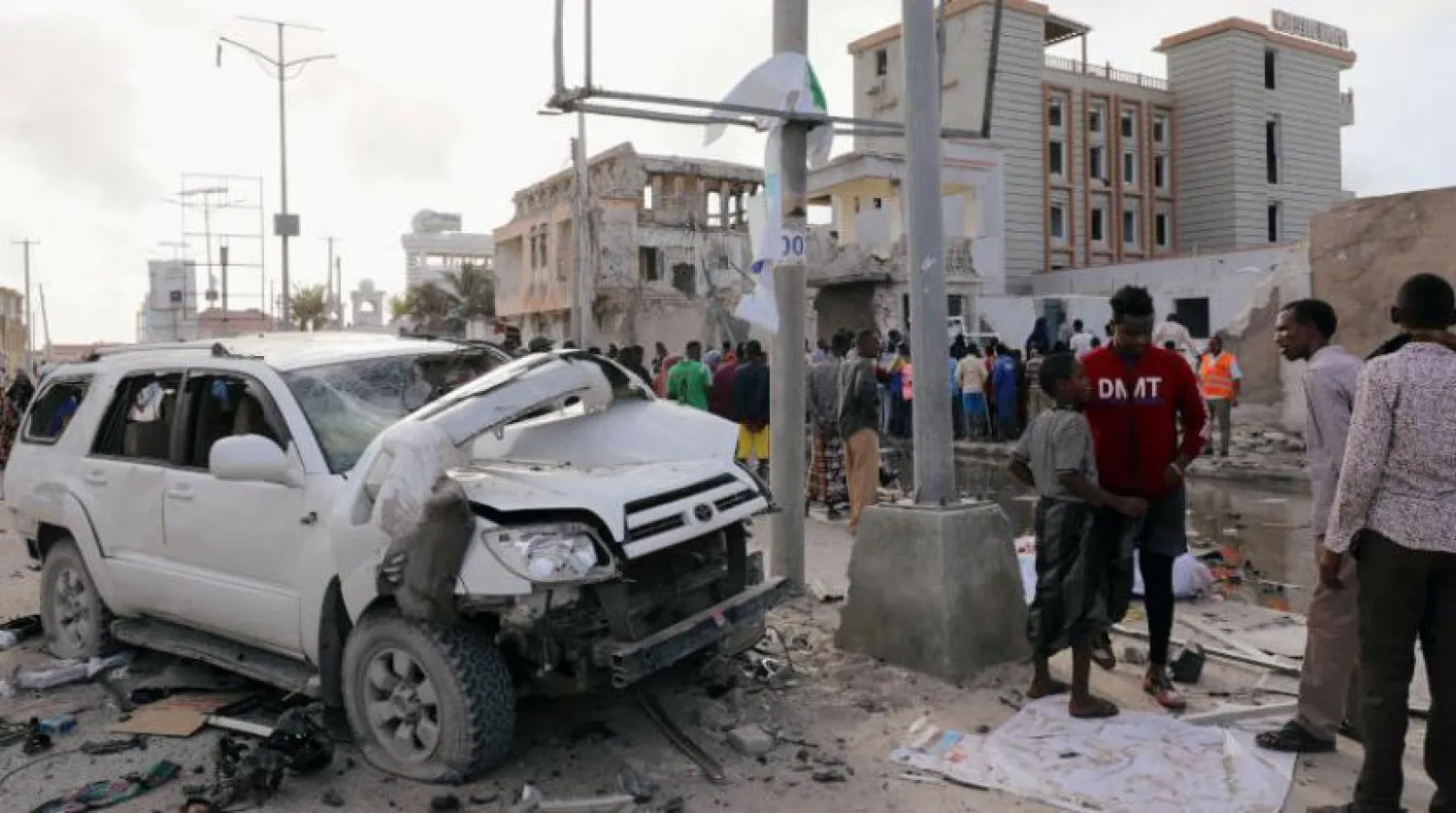 Somali halkı Mogadişu'da önceki intihar saldırısının yaşandığı bölgede (Arşiv - Reuters)