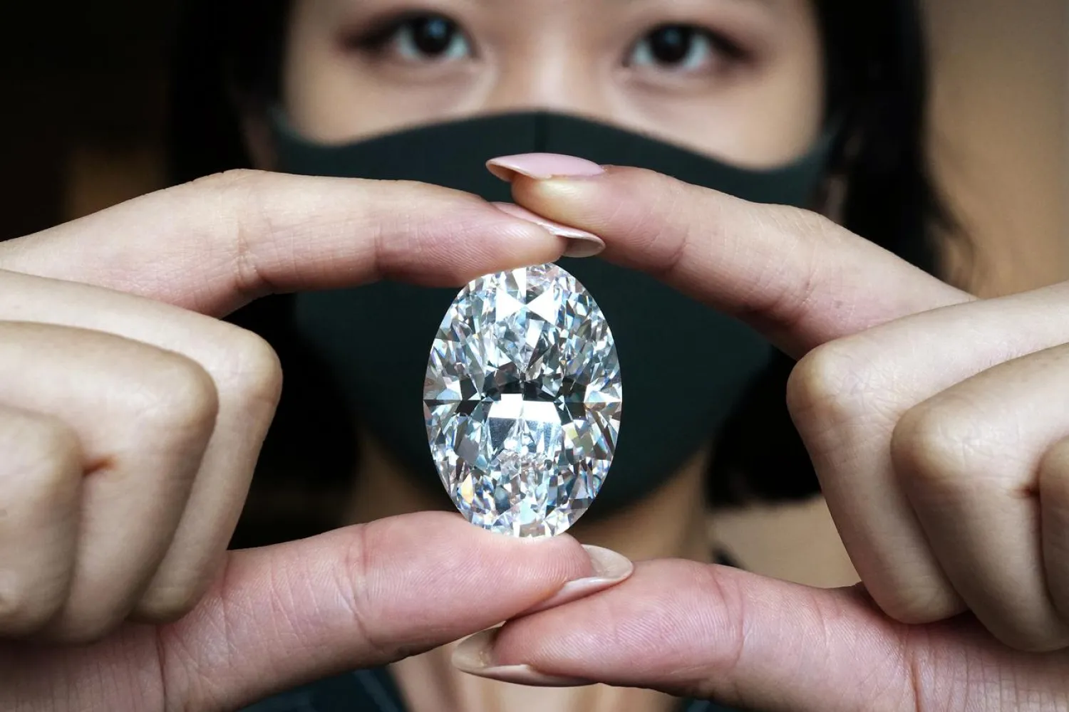 A perfect 100+ carat diamond, the second largest oval diamond of its kind to ever appear at an auction which will be auctioned by Sotheby's in Hong Kong in October, is pictured in the Manhattan borough of New York City, New York, US, September 9, 2020. REUTERS/Carlo Allegri