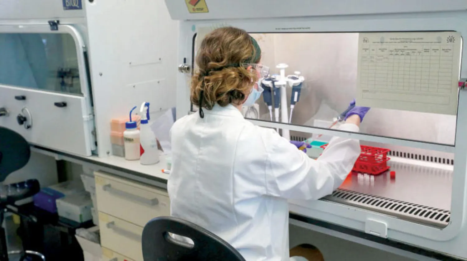 عالمة في مختبر أوكسفورد (رويترز)