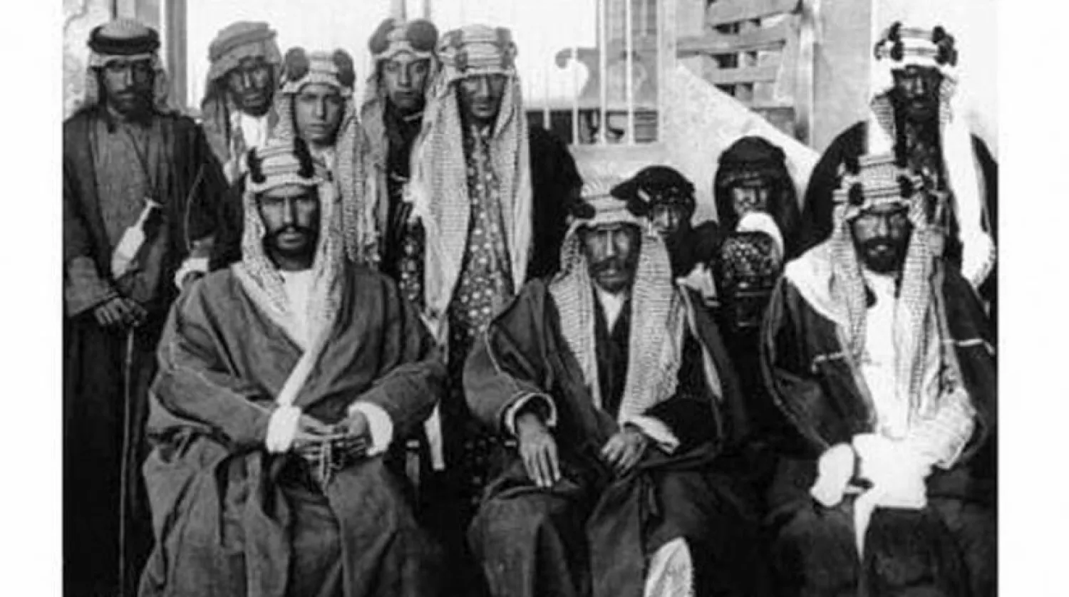 Kral Abdülaziz, Kuveyt'te Prens Mubarek es-Sabah ile birlikte. Krala kardeşleri Muhammed, Mesud, Saad, Abdullah ve oğlu Türki eşlik ediyor. (Fotoğrafçı: William H. Shakespeare. Kaynak: RGS)