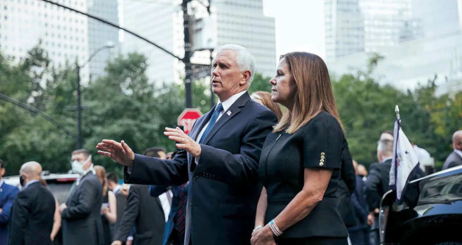 نائب الرئيس مايك بنس يخاطب رجال الإطفاء بالقرب من النصب التذكاري للهجمات في نيويورك أمس (أ.ب)