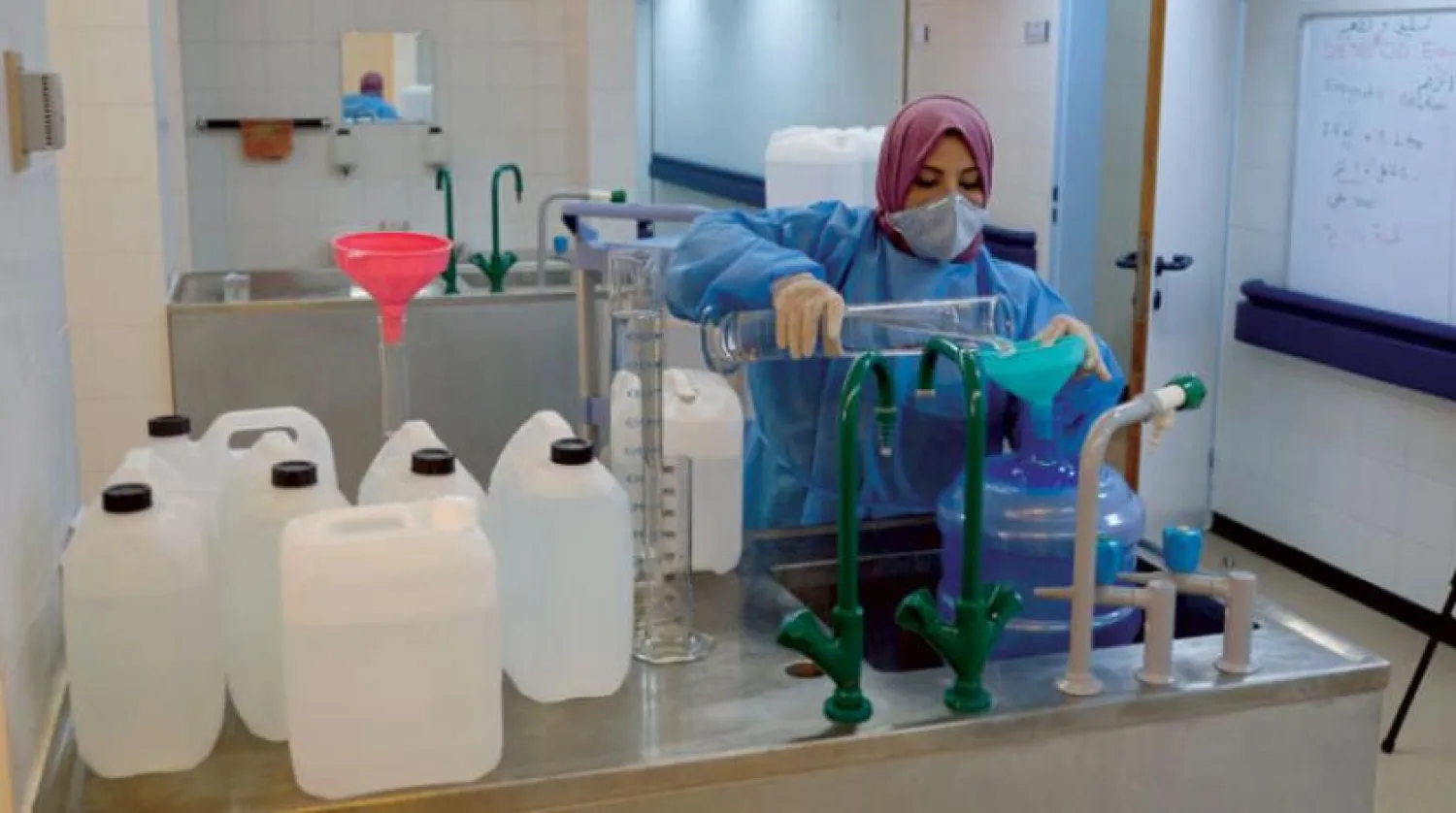 Bingazi’de dezenfektan çözeltisi hazırlayan bir hemşire (Reuters)