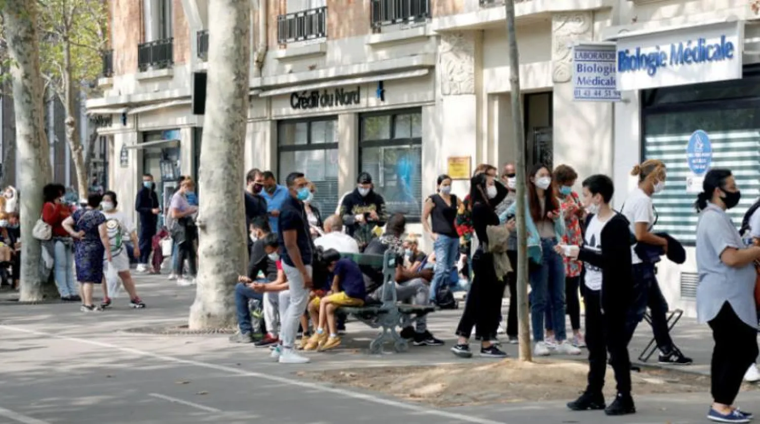 Koronavirüs testi yaptırmak için sıra bekleyen Parisliler. (Reuters)