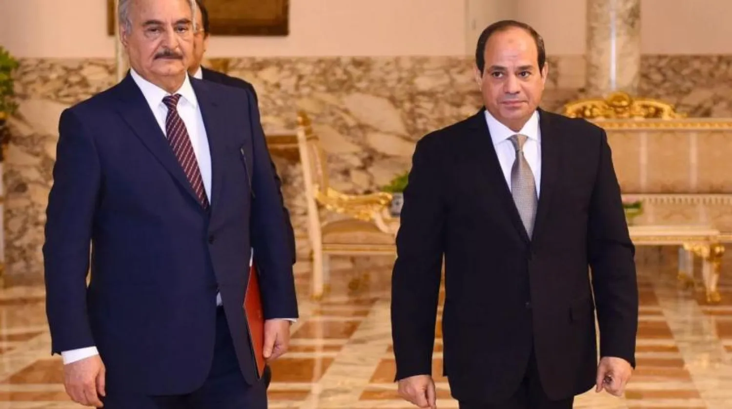 Hafter ve Sisi, geçen senenin son ayında böyle poz vermişti (Mısır Cumhurbaşkanlığı)
