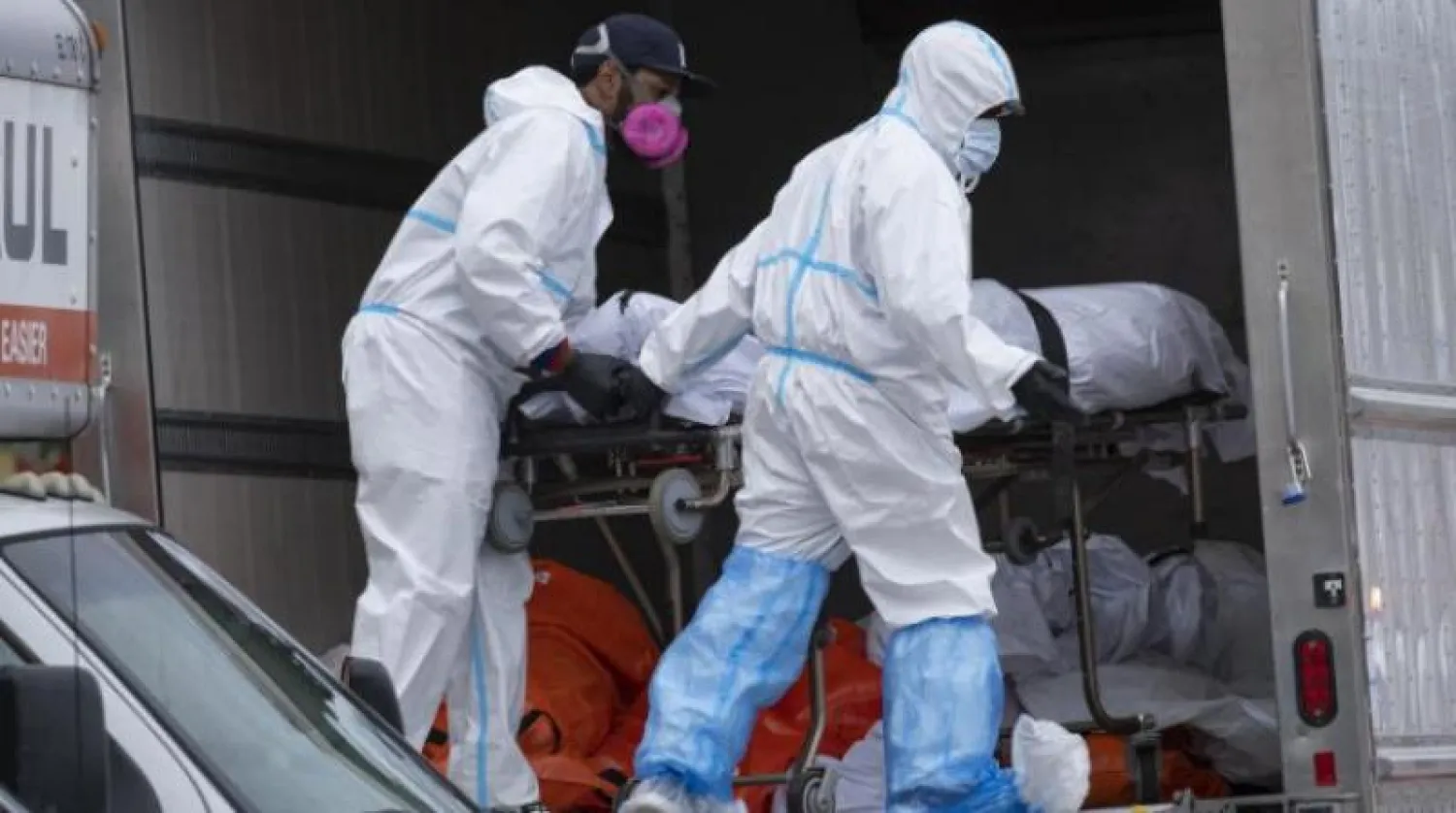 نقل جثة إلى شاحنة مبردة في مدينة نيويورك الأميركية وسط تفشي «كورونا» (أرشيفية - أ.ب)