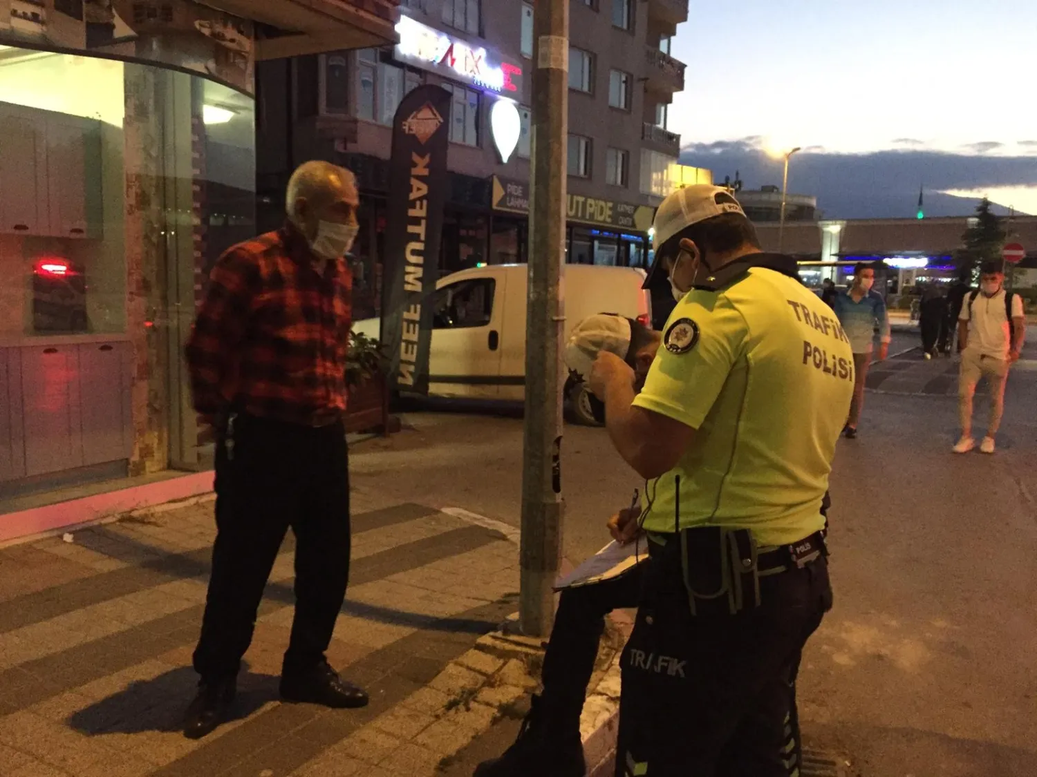 Yaşlı adamla polisin ilginç 'maske' diyaloğu: Aha da takmıyorum ne yaparsanız yapın