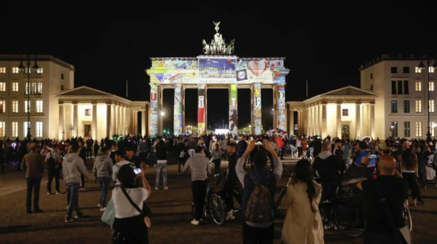 Işık gösterisine tanıklık eden Almanya sokakları (AP)