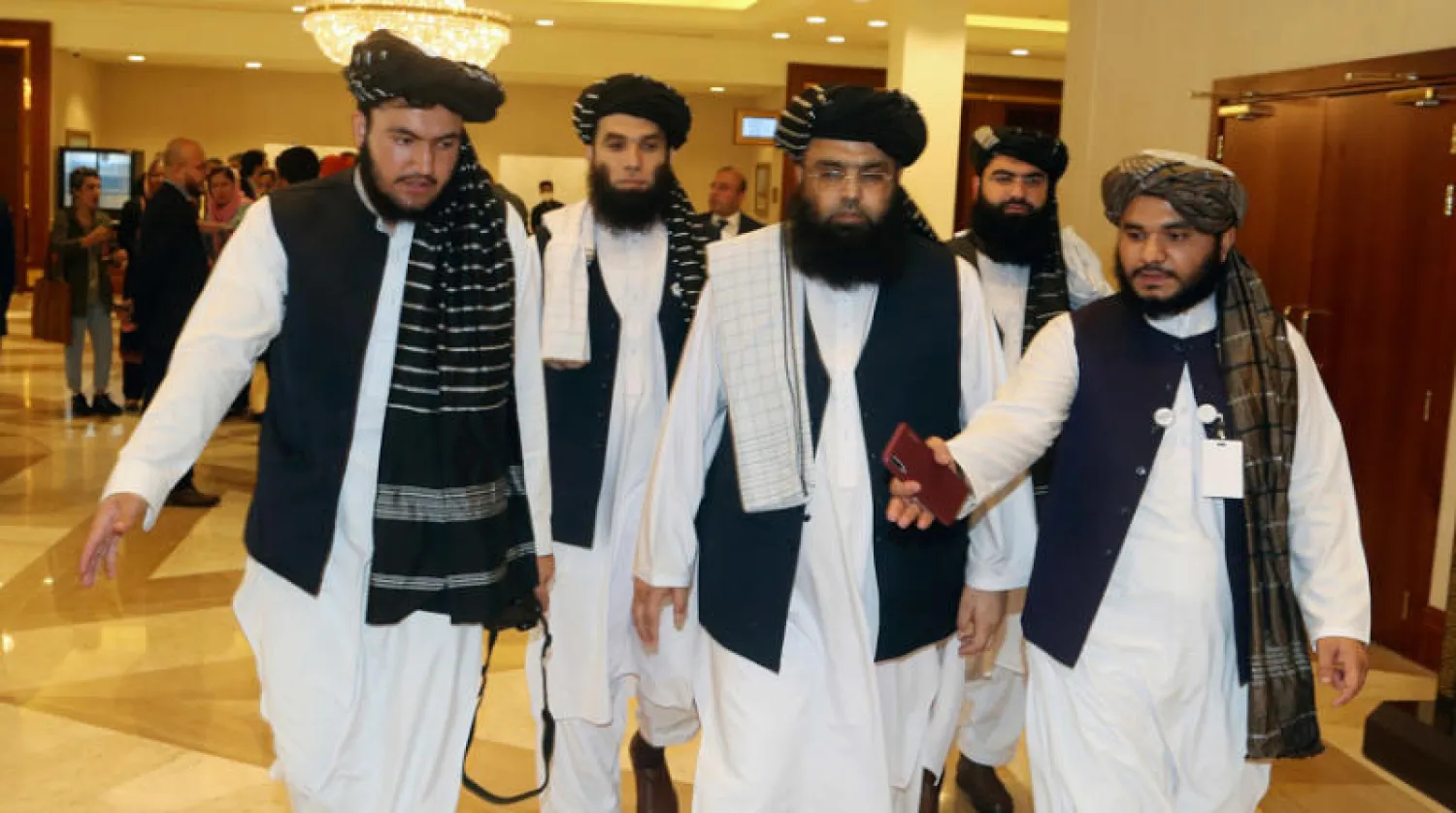 بعض أعضاء وفد {طالبان} للمفاوضات مع الحكومة الأفغانية (أ.ب)