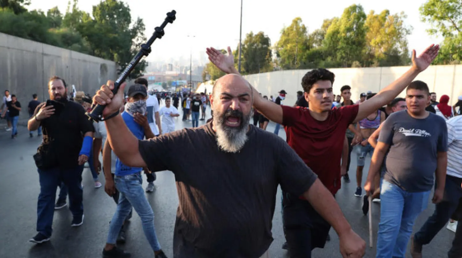 متظاهرون معارضون لرئيس الجمهورية على طريق قصر بعبدا أمس (أ.ب)