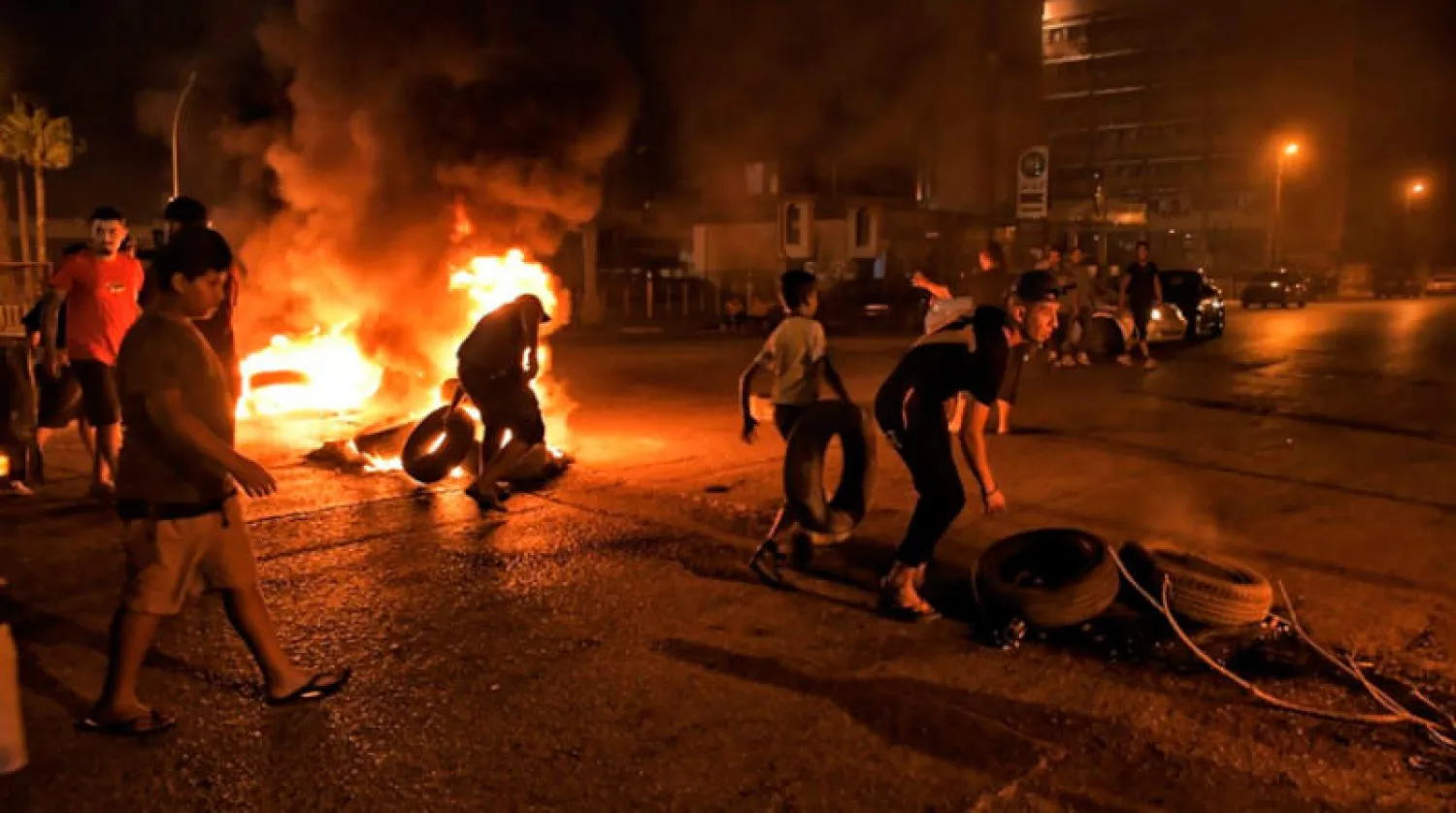 متظاهرون يضرمون النار في بنغازي احتجاجاً على انقطاع الكهرباء (أ.ب)