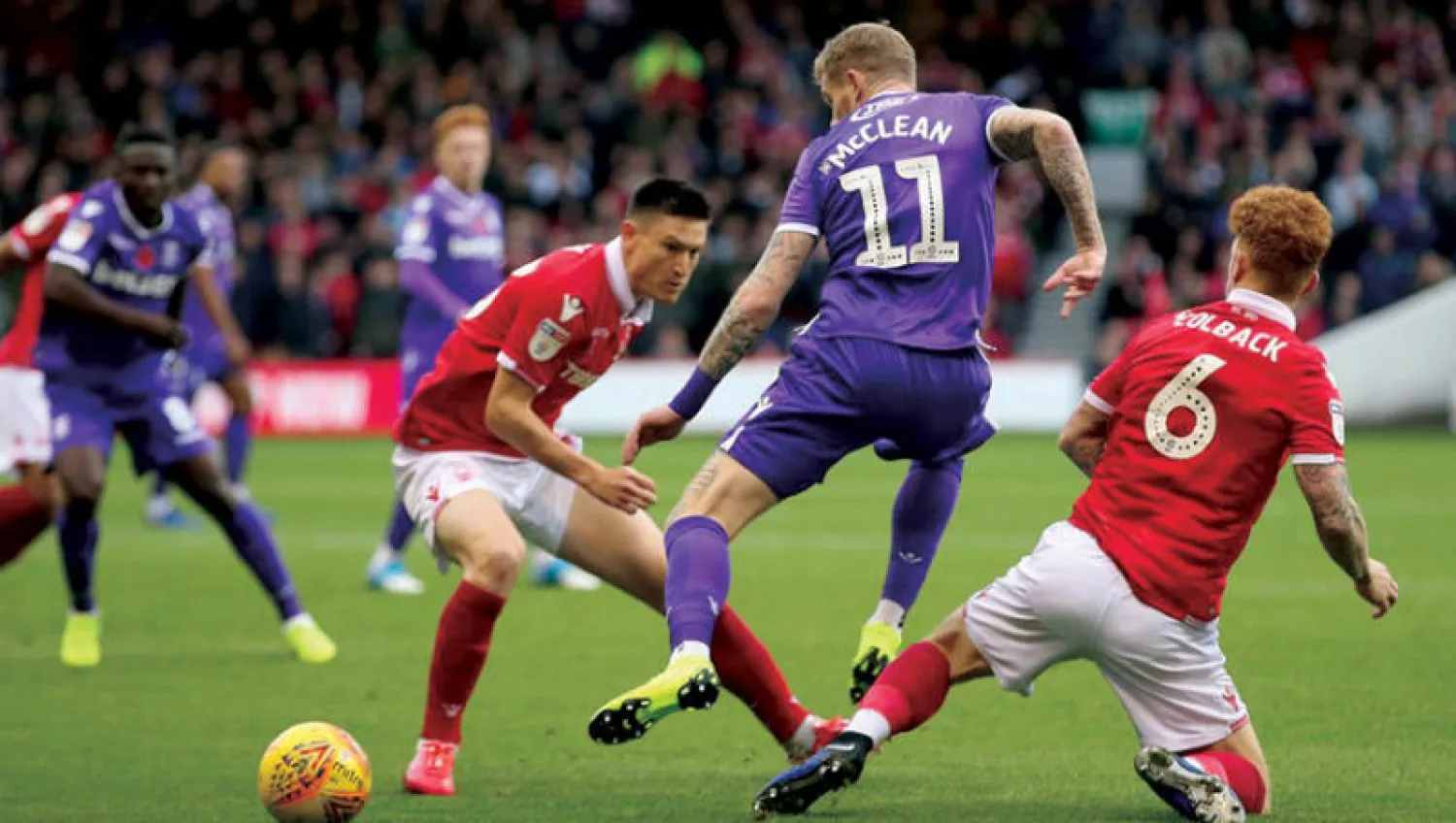 لاعبو فورست بالقميص الأحمر خلال مواجهة ستوك التي أضاعت حلمهم بالصعود الموسم الماضي (الغارديان)