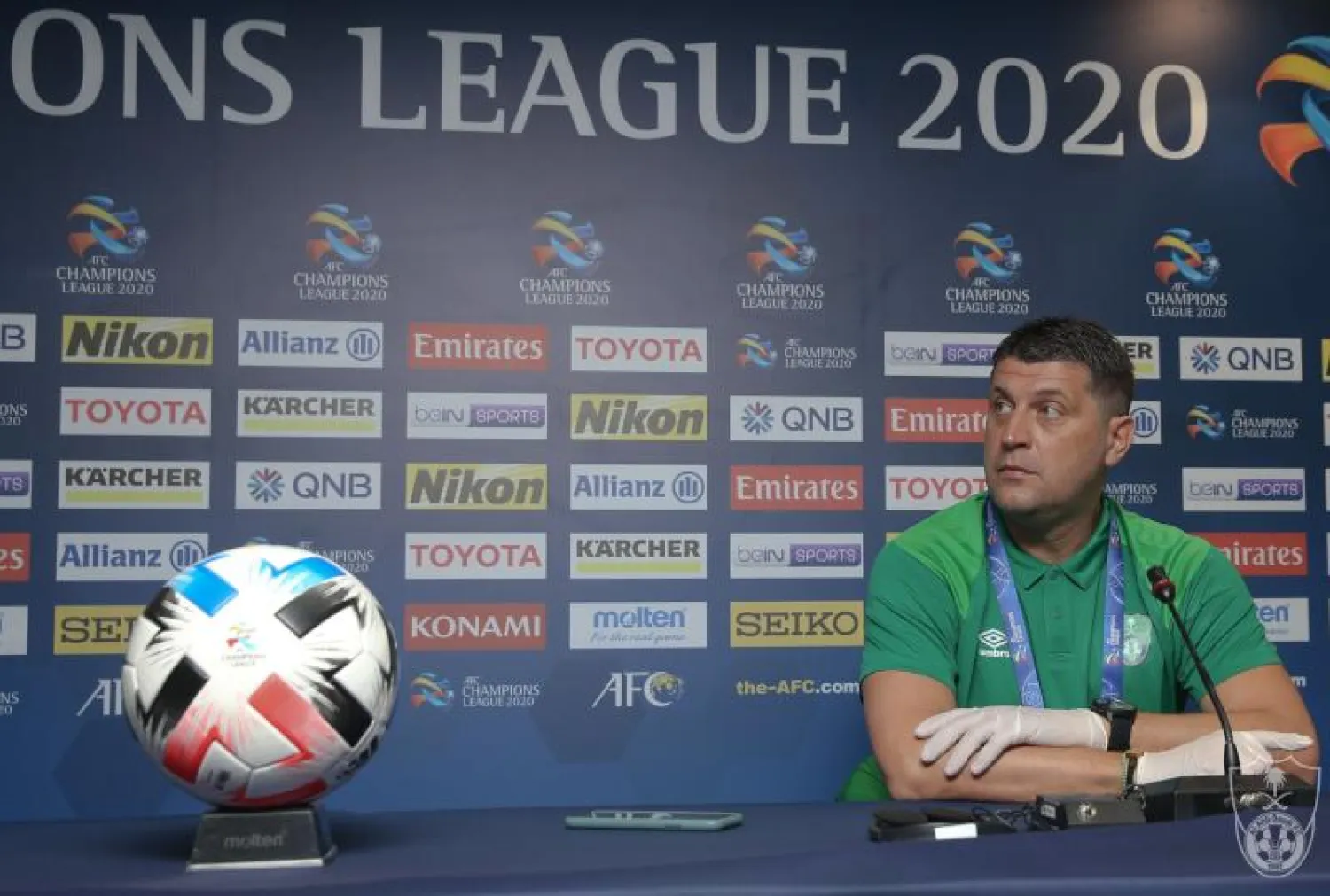 الصربي فلادان مدرب فريق الأهلي في المؤتمر الصحافي (الشرق الأوسط)