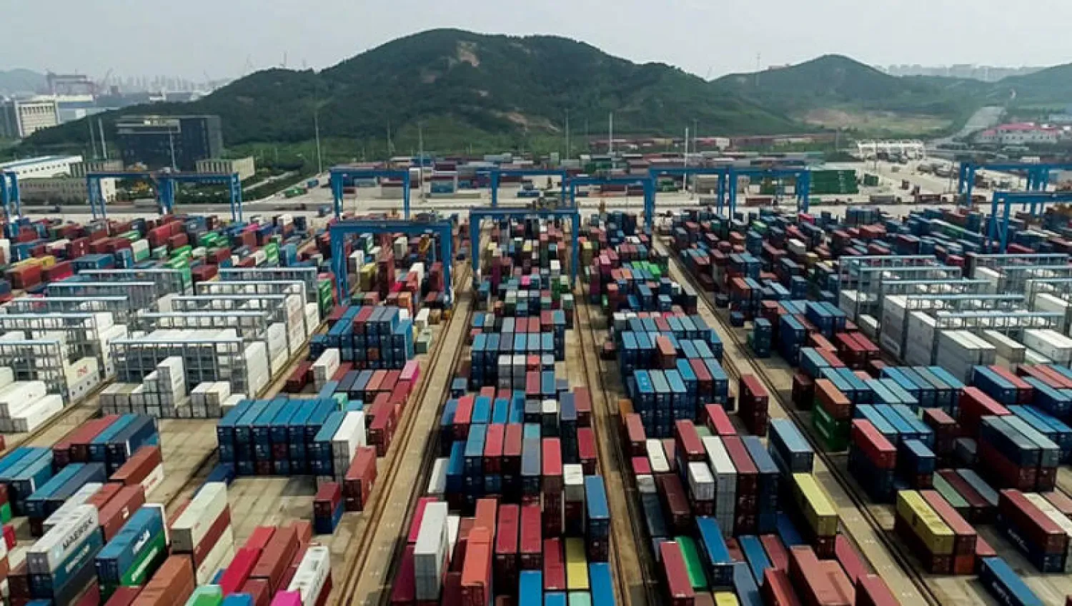 حاويات في ميناء تشينغداو في شاندونغ شرق الصين مع ارتفاع الواردات من السلع الرئيسية (أ.ب)