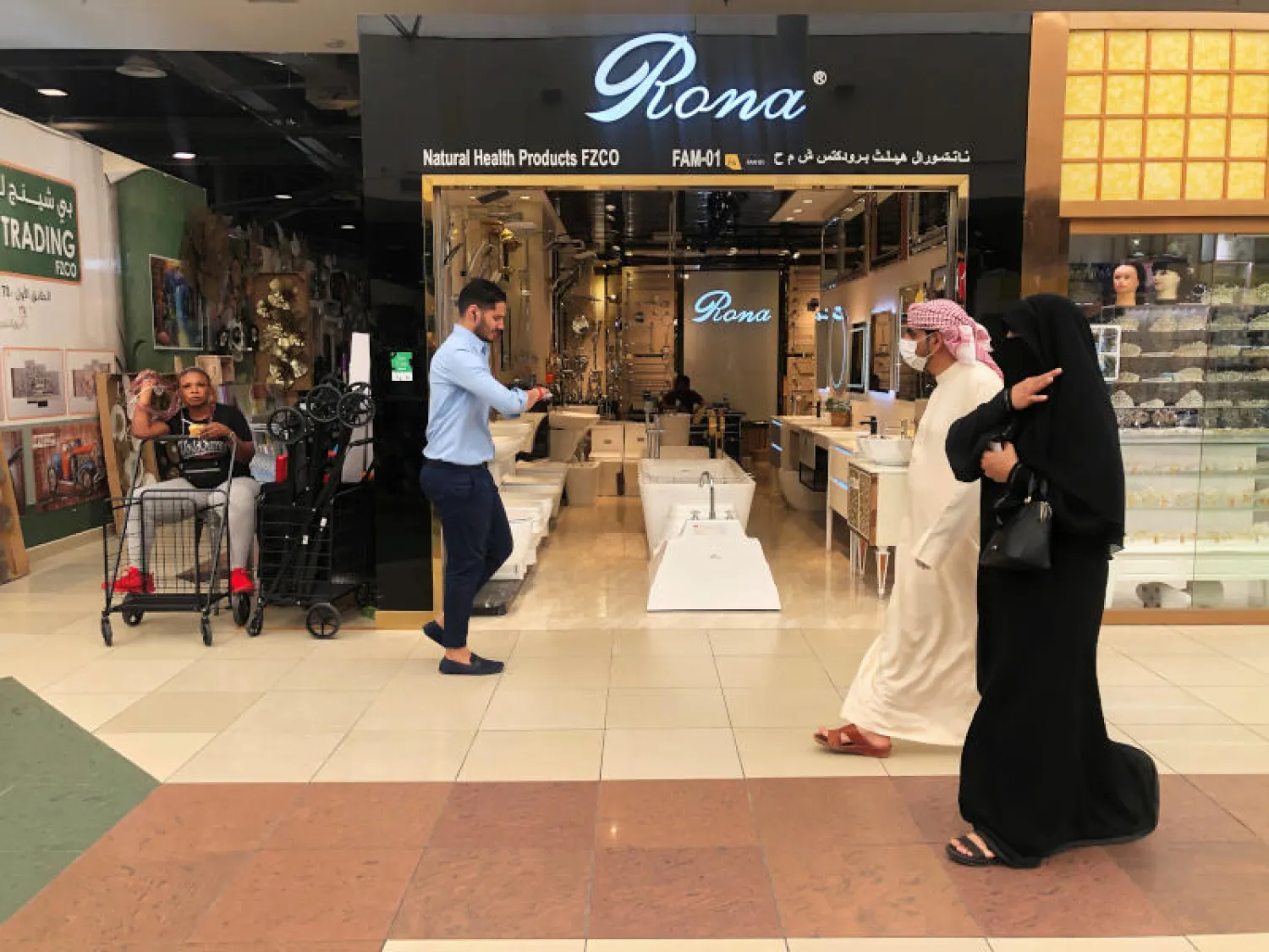 رجل يرتدي قناعاً واقياً في أحد أسواق دبي (رويترز)