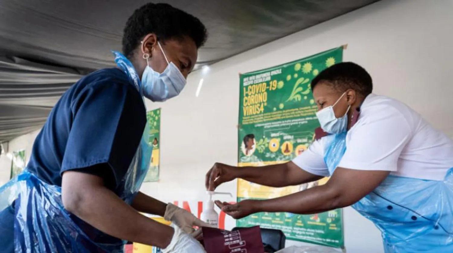 Johannesburg'da ellerini sterilize eden iki hemşire (EPA)