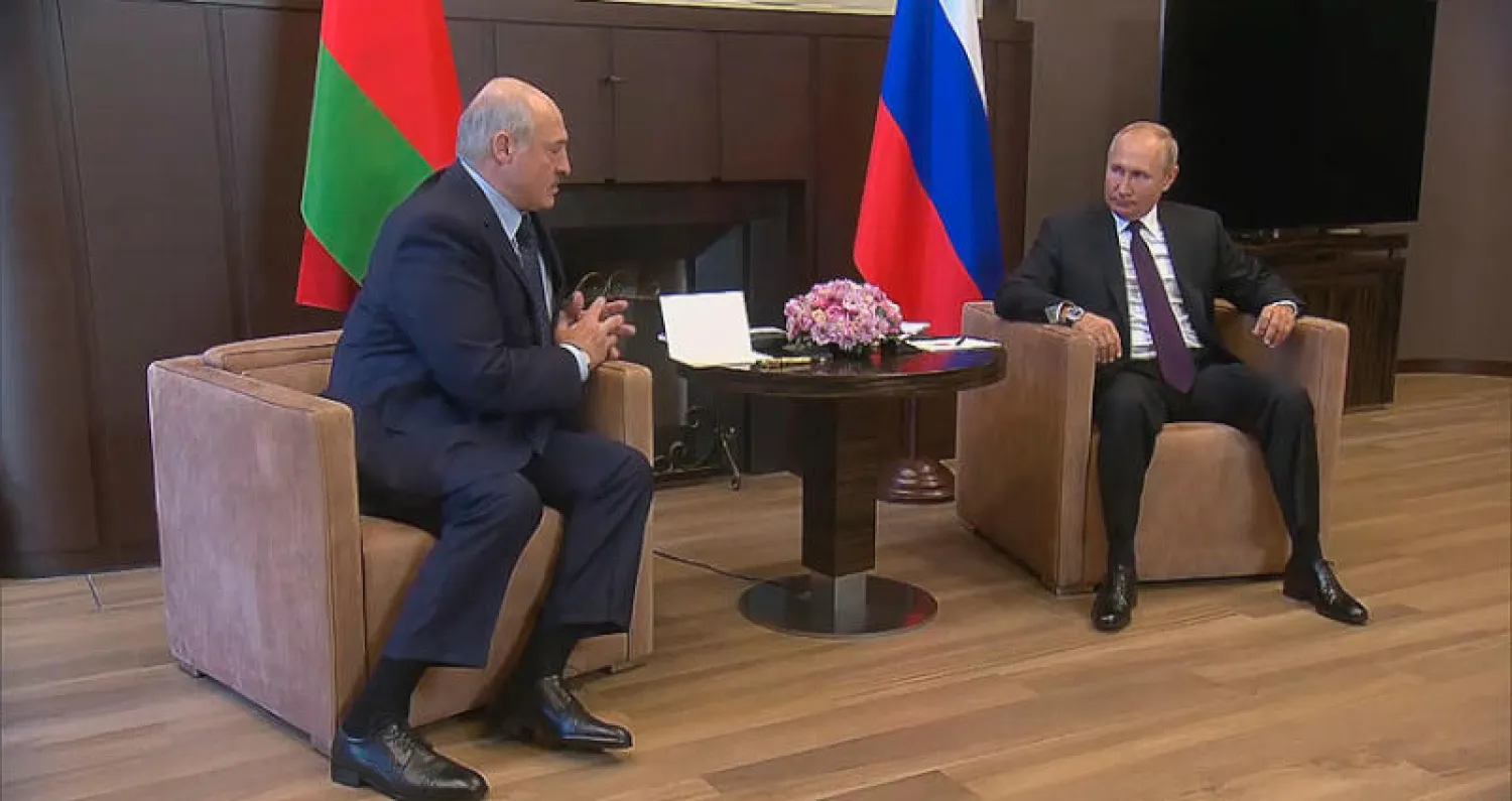 بوتين خلال محادثاته مع لوكاشينكو في سوتشي أمس (إ.ب.أ)