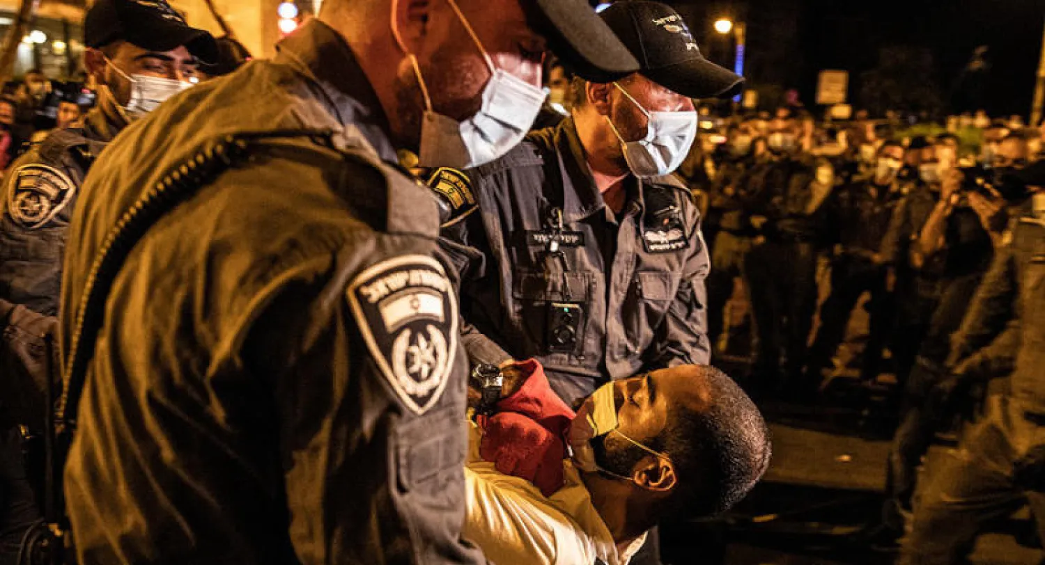 الشرطة الإسرائيلية تعتقل متظاهرا خارج إقامة رئيس الحكومة بنيامين نتنياهو (أ.د.ب)