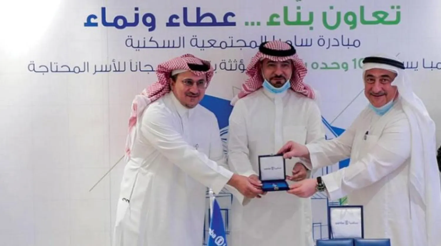 وزیر مسکن و وزیر امور شهری و روستایی و رییس موسسه پول عربی و رییس هیات مدیره سامبا در مراسم واگذاری آپارتمان ها شرکت کردند (الشرق الاوسط)