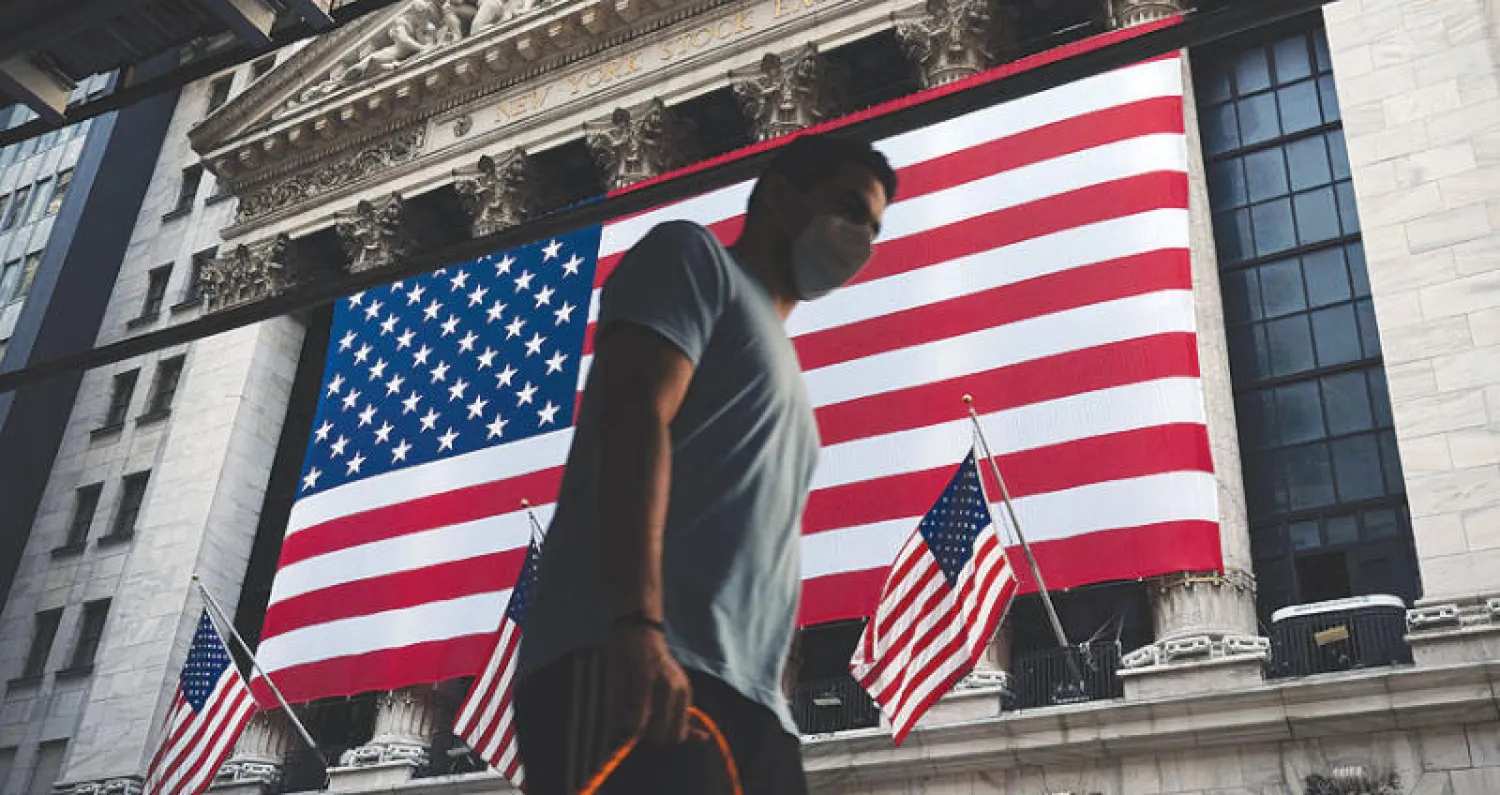 فتحت مؤشرات وول ستريت على ارتفاع أمس تفاعلاً مع إعلان عدد من صفقات الاندماج والاستحواذ (أ.ف.ب)