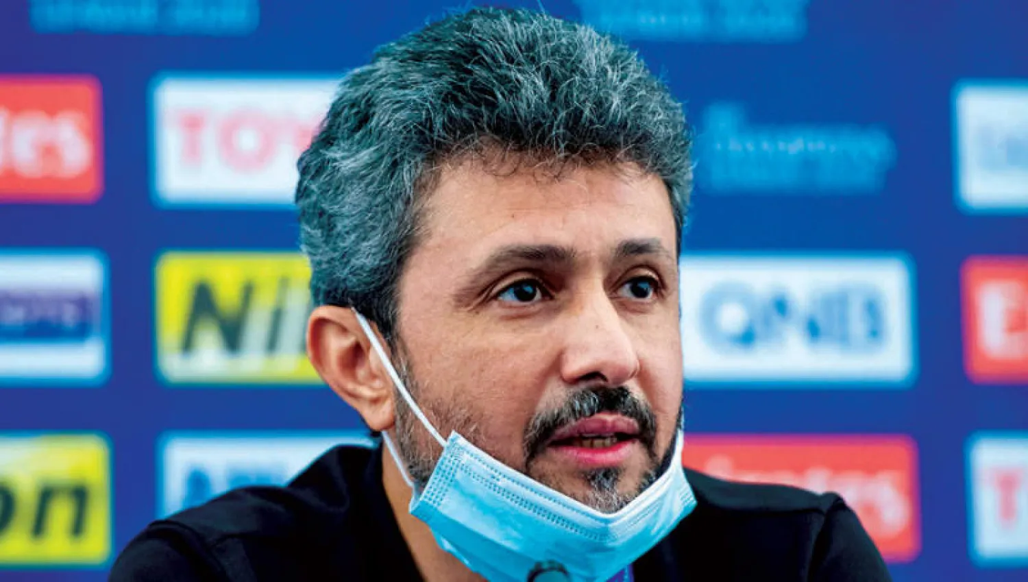 عبد الله عسيري خلال المؤتمر الصحافي أمس (الشرق الأوسط)