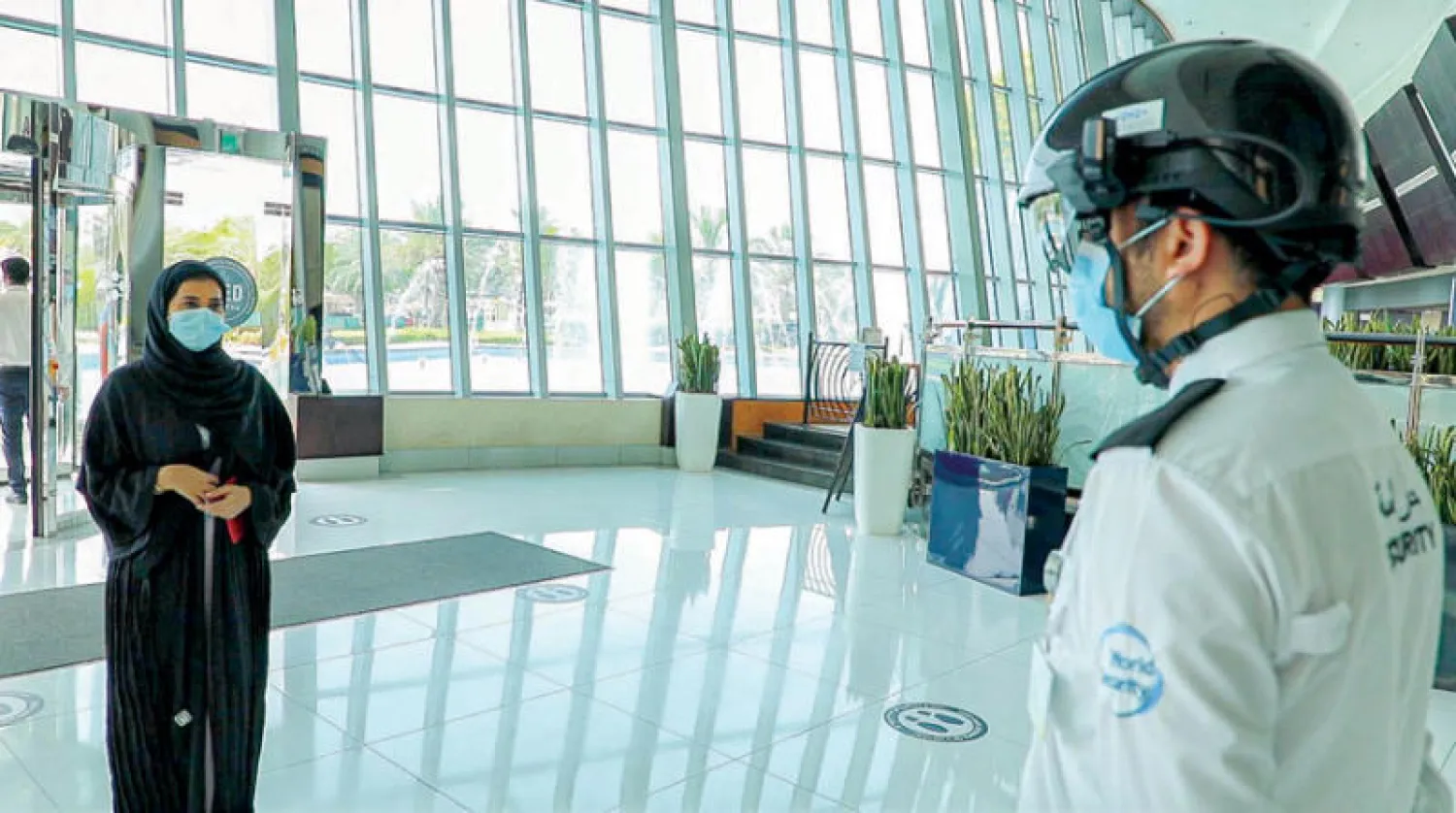 تبنت سلطة واحة دبي للسيليكون استخدام خوذة «كي سي إن 901» الذكية لكشف أعراض كورونا (وام)