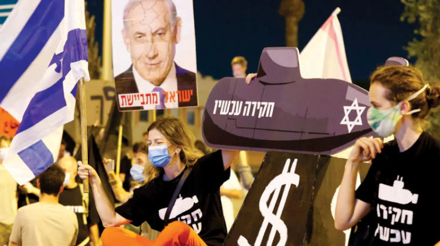 إسرائيليون تظاهروا ضد نتنياهو خارج مطار «بن غوريون» بينما كان يستعد للسفر إلى واشنطن لتوقيع الاتفاق (أ.ف.ب)