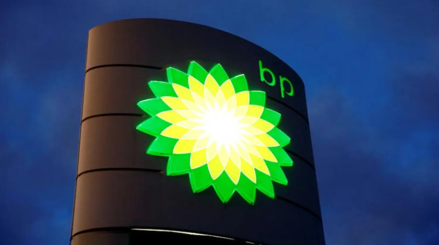 İsviçre'deki bir benzin istasyonunda BP logosu (Reuters)