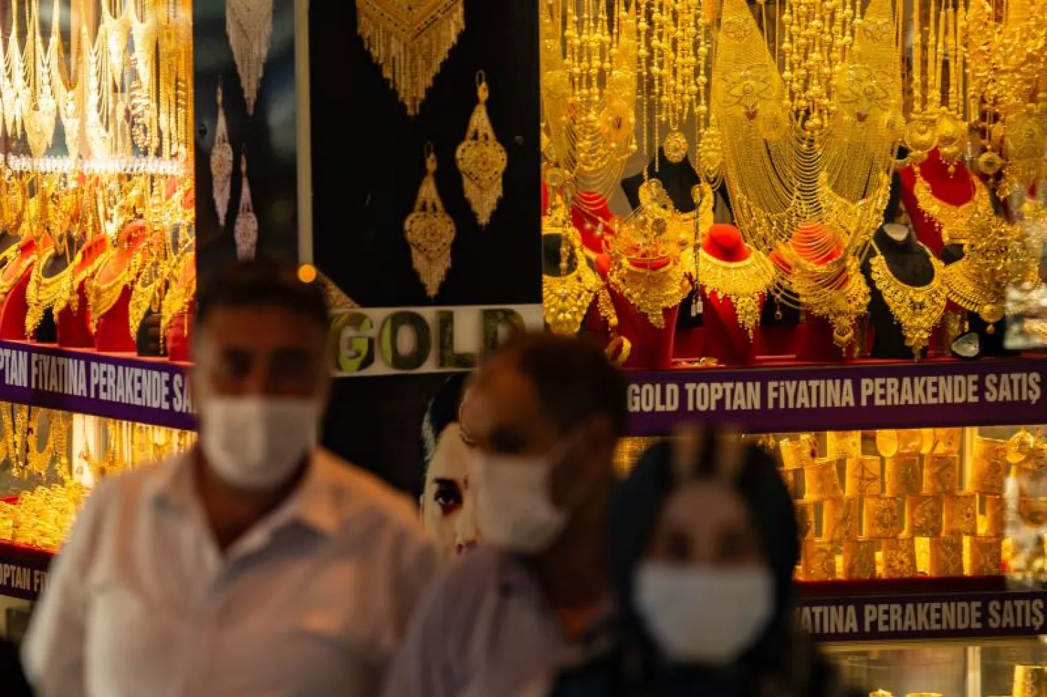 أشخاص يمرون أمام واجهة محل ذهب في إسطنبول (أ.ف.ب)