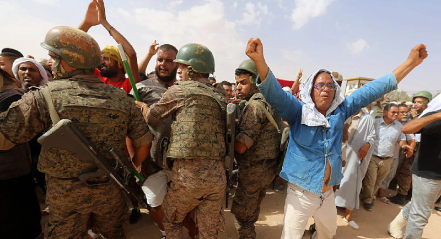 الجيش التونسي يطوق محتجين أمام منشأة نفطية في الكامور في يوليو الماضي (أ.ف.ب)