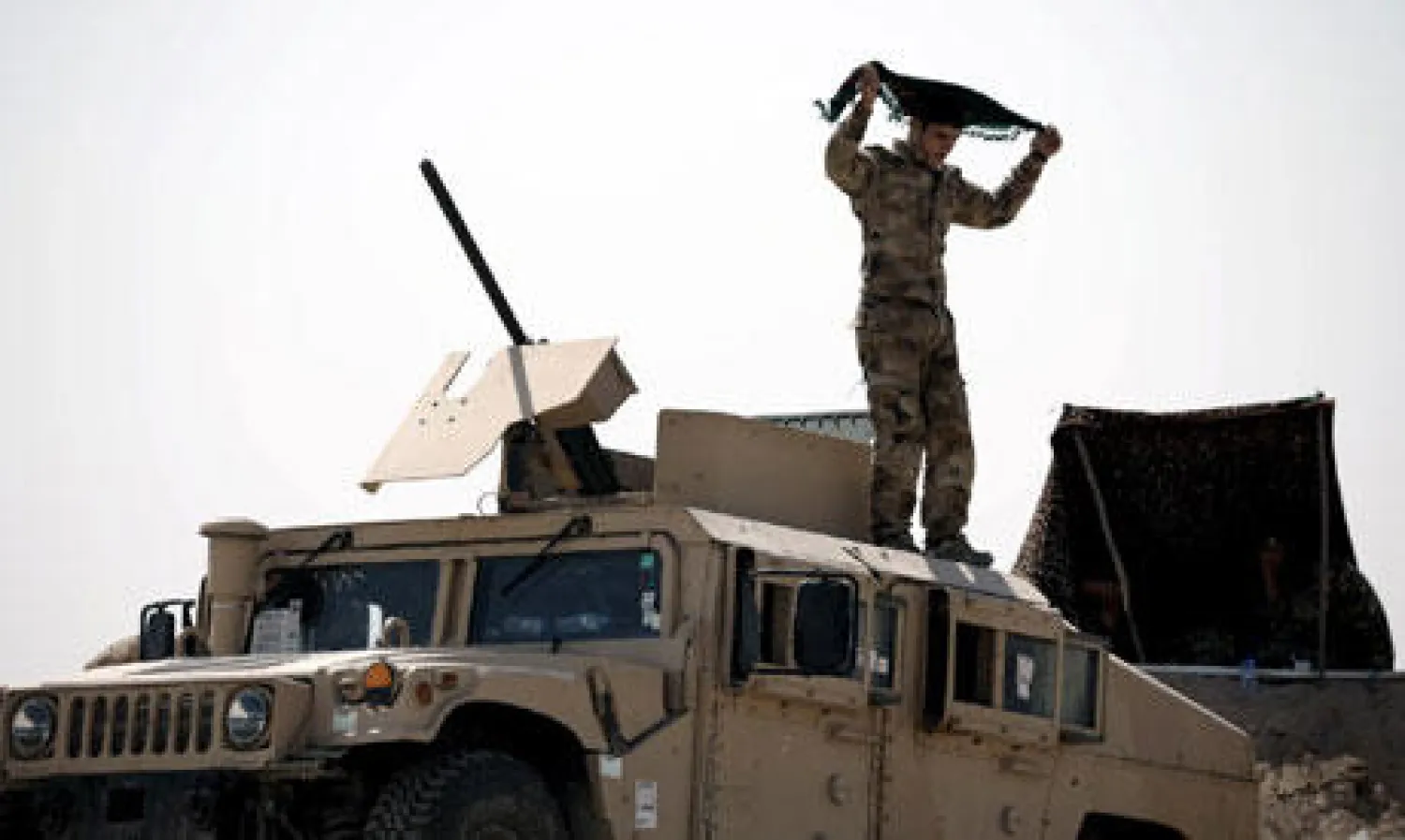 مقاتل من «قوات سوريا الديمقراطية (قسد)» في الجزء الشرقي من دير الزور بسوريا (أرشيفية - رويترز)