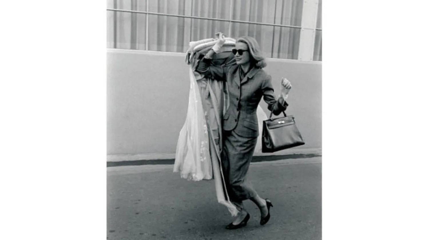 الممثلة الأميركية غريس كيلي تحمل حقيبة عليها اسمها من تصميم دار «هيرمس» (غيتي)