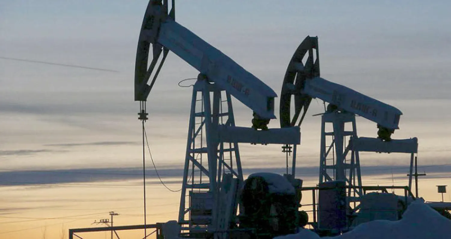 ما زالت تداعيات {كورونا} تلقي بظلالها على مستقبل أسعار النفط (رويترز)