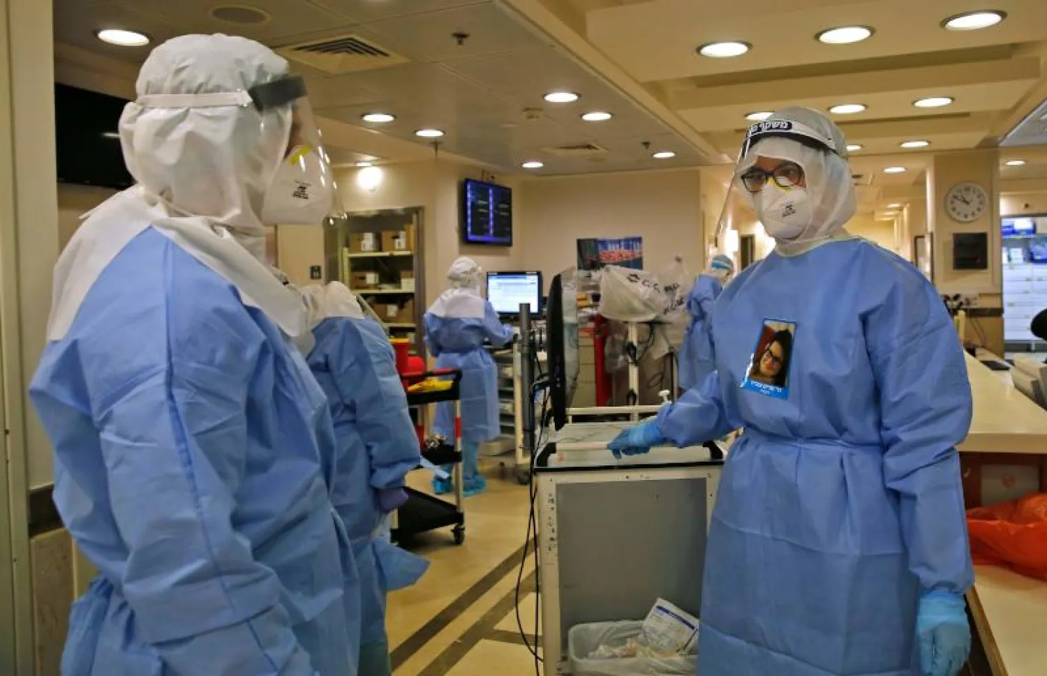 طاقم طبي في جناح مخصص للمصابين بكورونا بمركز طبي قرب تل أبيب (أ.ف.ب)