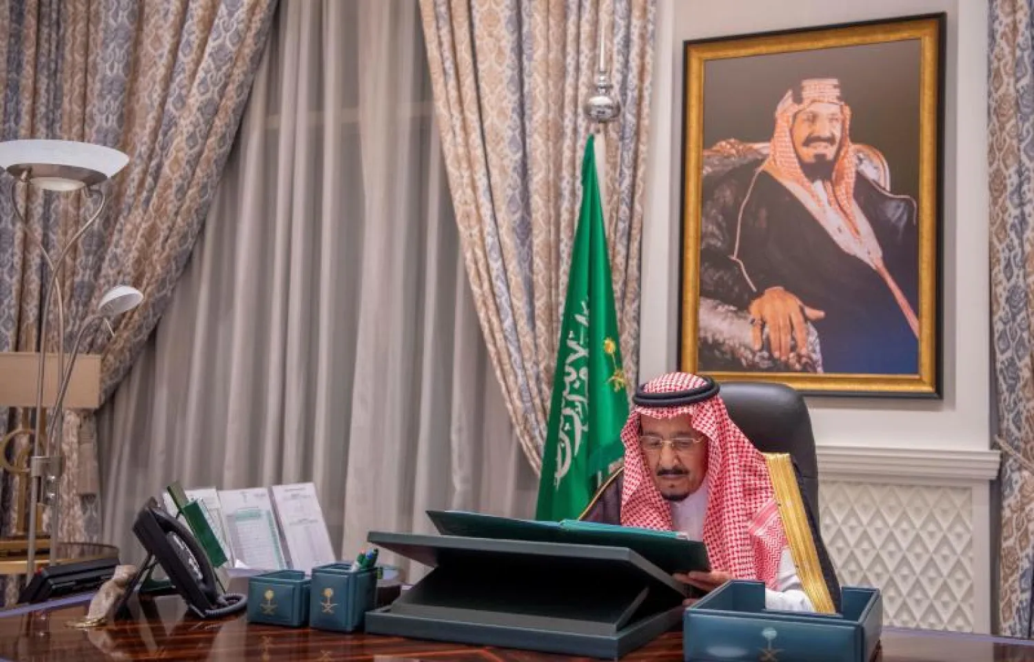 خادم الحرمين الشريفين الملك سلمان بن عبد العزيز مترئساً جلسة مجلس الوزراء عبر الاتصال المرئي (واس)