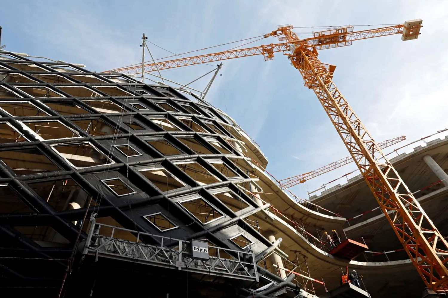 Laborers are seen working at the construction site of a future urban project of Iraqi-British architect Zaha Hadid in downtown Beirut, Lebanon December 27, 2017. (Reuters)