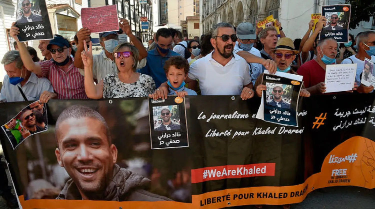 جانب من المظاهرات التي نظمها صحافيون وسط العاصمة للمطالبة بإطلاق سراح الصحافي خالد درارني (أ.ف.ب)