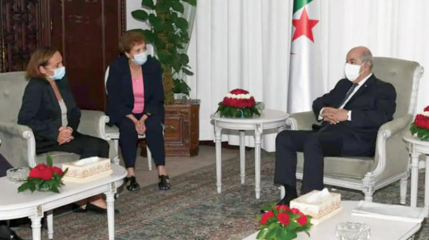 الرئيس عبد المجيد تبون خلال لقائه وزيرة الداخلية الإيطالية في العاصمة الجزائرية أمس (الرئاسة الجزائرية)