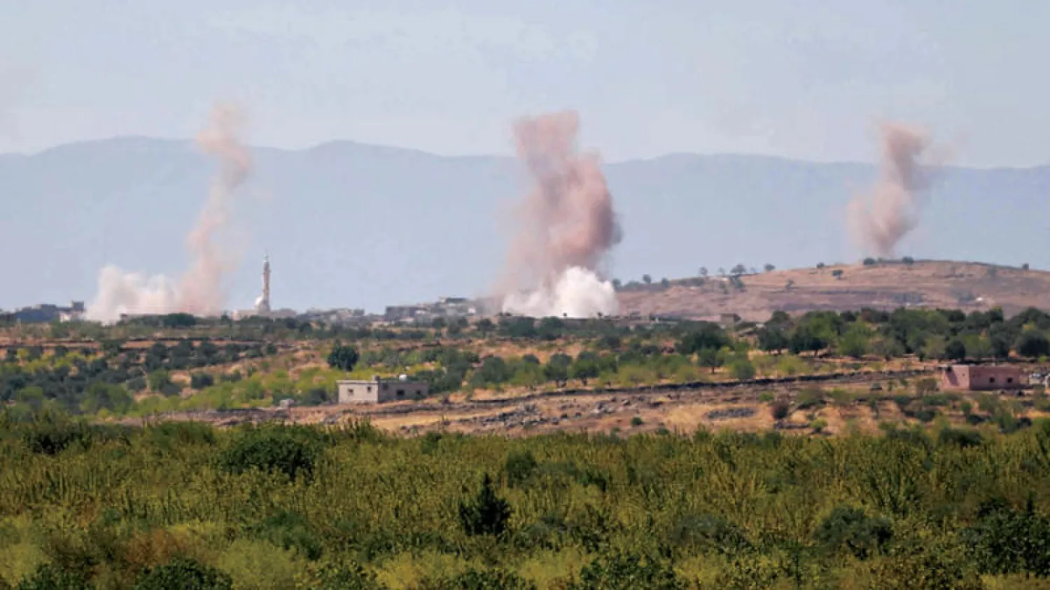 دخان يتصاعد في جنوب إدلب بعد قصف من موالين للنظام السوري (أ.ف.ب)