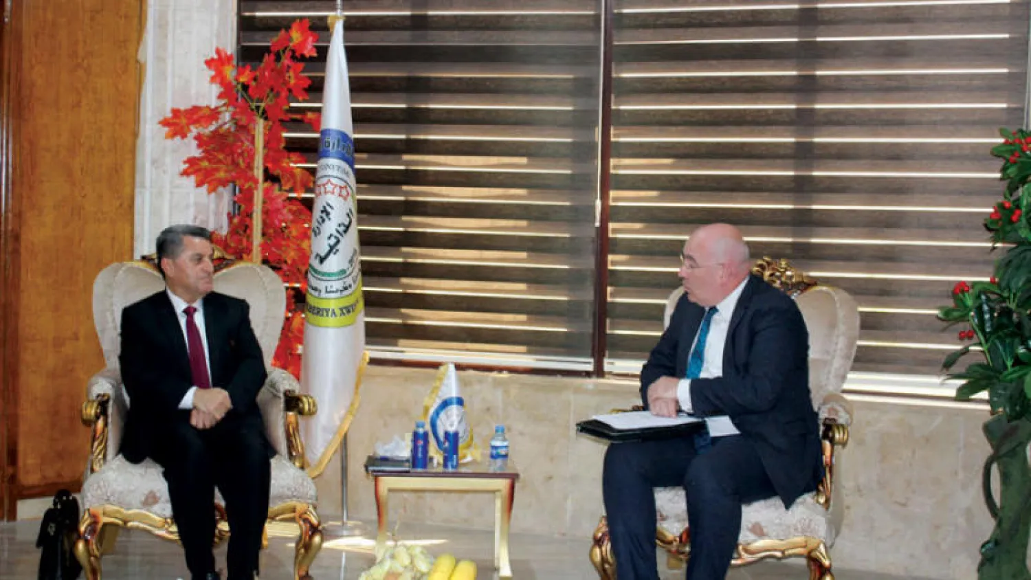 المبعوث البريطاني مارتن لونغدن والمسؤول في «الإدارة الذاتية» عبد الكريم عمر شرق سوريا (الشرق الأوسط)