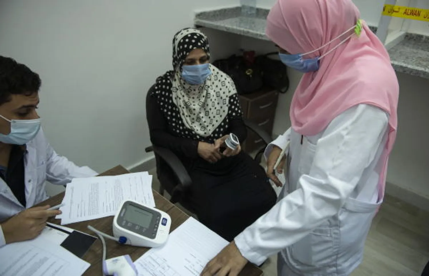 فحص متطوعة بعد فتح باب التسجيل للمرحلة الثالثة من التجارب السريرية للقاح فيروس كورونا بالتعاون مع الحكومة الصينية (د.ب.أ)