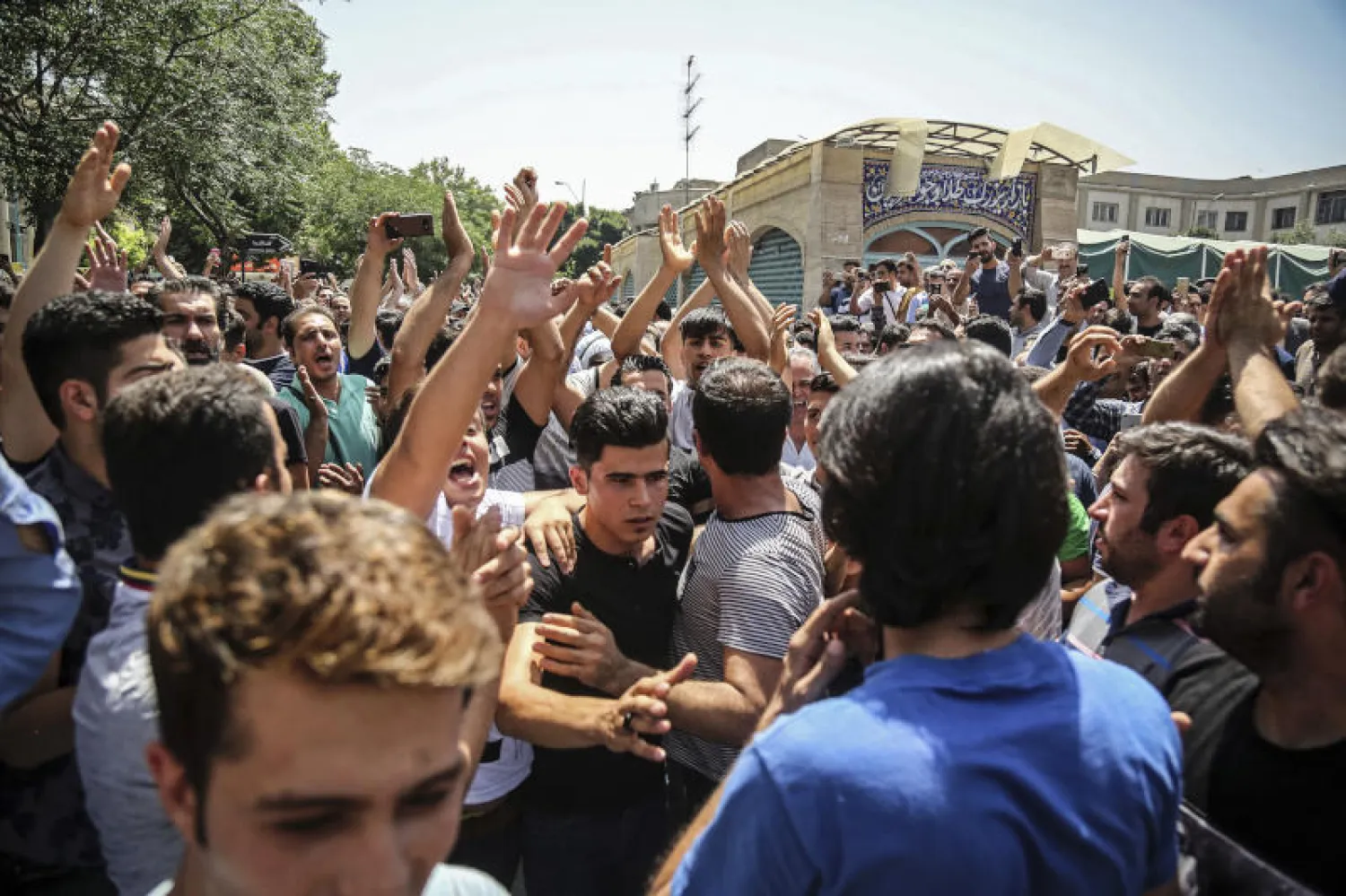 مظاهرات في بازار طهران الكبير عام 2018 احتجاجاً على تردي الأوضاع الاقتصادية (أرشيفية - أ.ب)