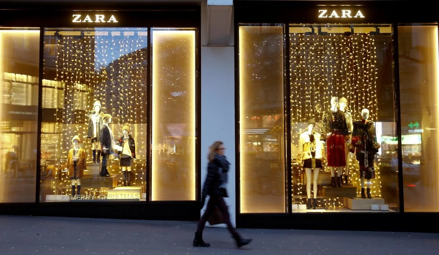 Christmas decorations are seen in the windows of a Zara clothing store at the Bahnhofstrasse shopping street in Zurich, Switzerland November 27, 2017. (Reuters)